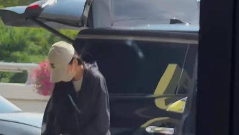 杨颖素颜亮相首尔机场，拎奢侈香奈儿包，穿两百多的粉色豹纹长裤，搭配白T十分亲民