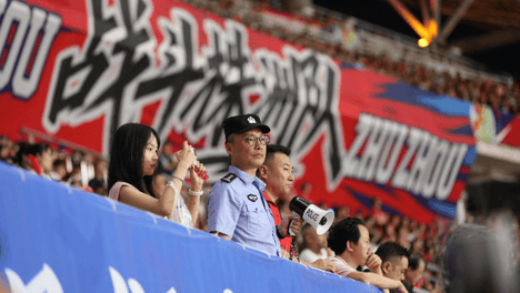 株洲公安：绿茵场外筑“藏蓝”屏障 湘超赛中绘“平安”底色