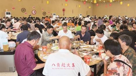 从“买了就走”到“坐下来吃” 八角赶大集 留客“有一手”