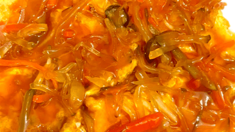 溏心蛋裹亮红芡汁，酸甜唤醒岭南食客旧日的味觉