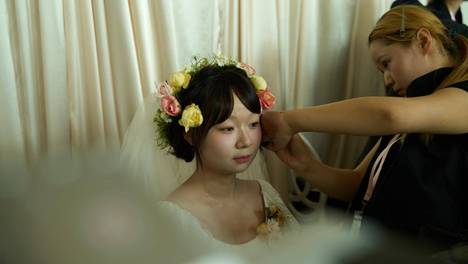 李亚鹏捐助，“地铁吐血女孩”圆梦看海