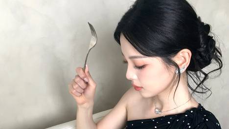 杨超越穿单肩波点黑色长裙灵动飘逸 化身元气少女娇俏可人