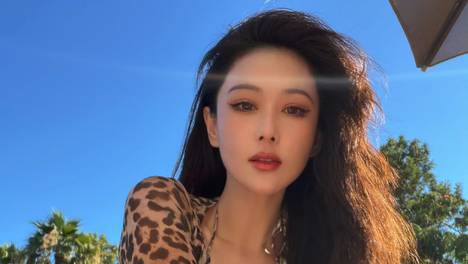 张馨予穿豹纹露腰套装自画辣妹妆 又美又飒马甲线超吸睛
