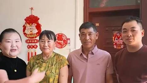 河南女子与丈夫结婚后，发现单身的公公人品很好，于是主动介绍给离异的母亲，撮合两位老人组建新家庭，母女俩嫁给了父子俩，“亲上加亲”