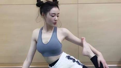 37岁张天爱近况曝光！经历两段恋情均遭背叛，如今继续单身生活 张天爱从悲情恋情中走出，专注事业与生活，展现从容自然的单身状态。