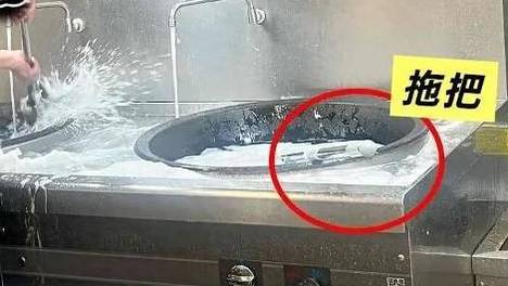 官方通报“南京一幼儿园发生集体呕吐事件，监控发现食堂用炒菜锅洗拖把”：园长、分管副园长撤职，厨师被开除