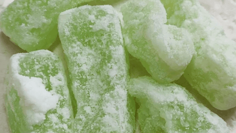层糖叠瓜封罐慢腌，琥珀糖片沉淀喜洲古镇风物