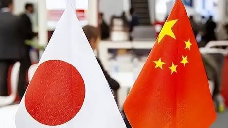 10月12日：别总死盯着日本，咱们身边藏着个被低估的邻国，正攥着自家王牌悄悄崛起