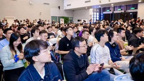 500人挤爆会场：强脑科技清华招聘