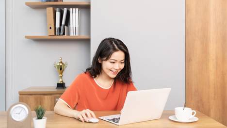 女人的以下举动，说明是“情场老手”，遇到了尽早远离