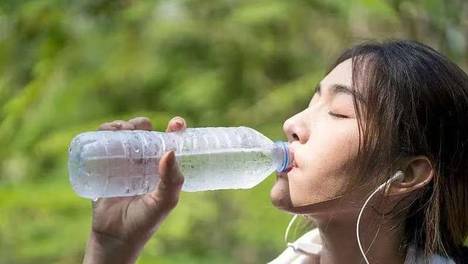 喝水后一直小便的人，与半天不去厕所的人，谁更健康？