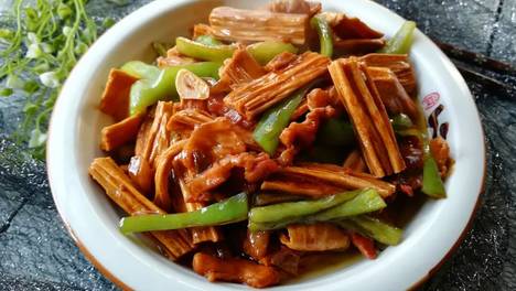 红烧腐竹，一道好吃又下饭的做法，特别简单