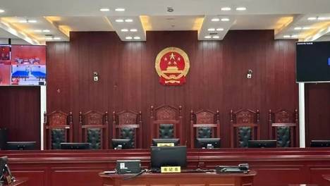 楼下邻居认为楼上日常噪声扰民，外出旅游期间远程操控家中音响、电视制造噪声，楼上邻居无奈住酒店躲避，法院：赔偿2.6万余元并道歉