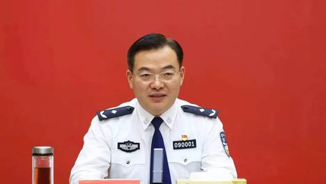 谢继步履新，曾任镇江市住建局局长，丹徒区委书记，盐城市副市长、市公安局局长等职