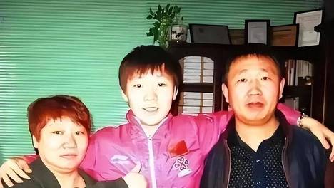 他是王曼昱的父亲，曾靠摆摊卖馍供女儿打球，如今喜提百万豪宅