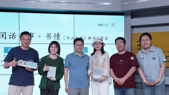 姚峥华：十二年翻越九重书山，记录百位书人的书事书情