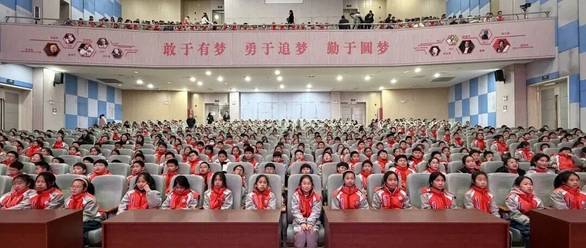武汉一网红大桥桥下被指圈起来收费
