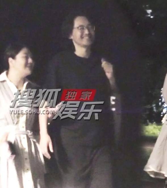 杨天真和帅哥公园挽臂散步，搂腰搭肩相聊甚欢