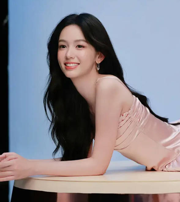 周也穿粉色缎面吊带连衣裙，妆容清透温柔雅致
