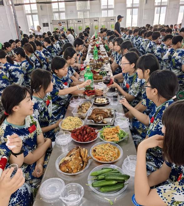 河南周口一高中军训结束请千余名新生“搂席”