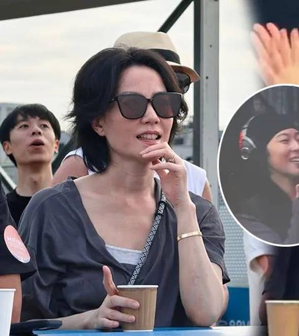 王菲李嫣看窦靖童演出，一家人齐聚海边享受音乐