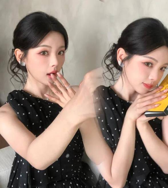 杨超越穿小黑裙俏皮灵动，拿面包拍照娇憨可爱