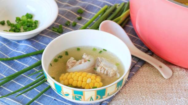 玉米豌豆排骨汤：清甜双鲜，简单解锁清爽汤味