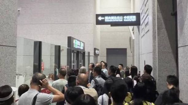 敦煌机场人员回应旅客深夜抵达出口被锁：未下班，工作人员误关