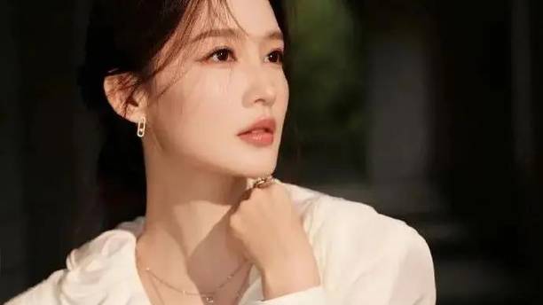同样的白色套装为什么李沁穿出来是白月光，别人穿出来像酒店制服