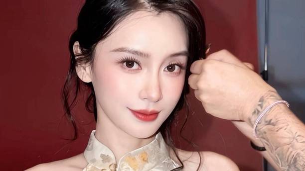 被Angelababy状态惊艳到！穿米杏新中式旗袍，戴发簪温婉妩媚