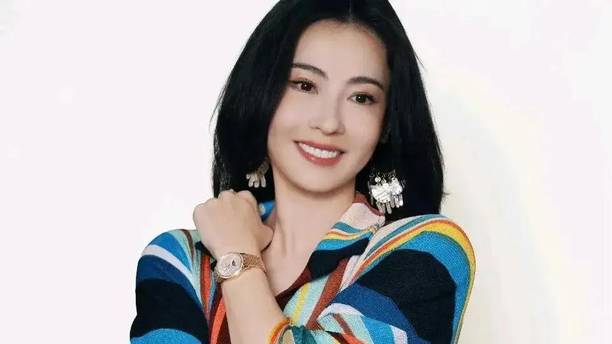 张柏芝惊艳“双面穿搭”：彩色流苏松弛随性，黑皮夹克的酷飒