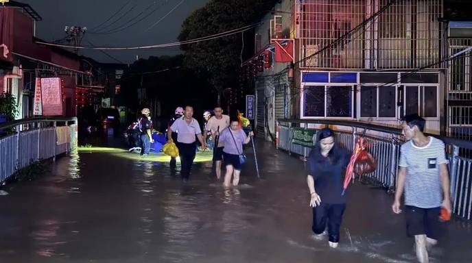 莆田暴雨洪灾：平均两三分钟就能听到倒塌声音