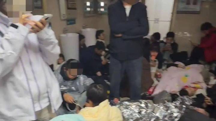 大量游客在泰山突遇降雨，厕所挤满过夜的人，你怎么看？