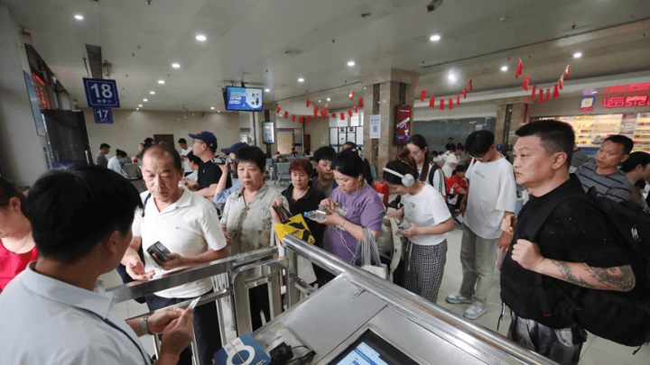 国内最大收费站挤满返程大军，你觉得拥堵原因是什么？