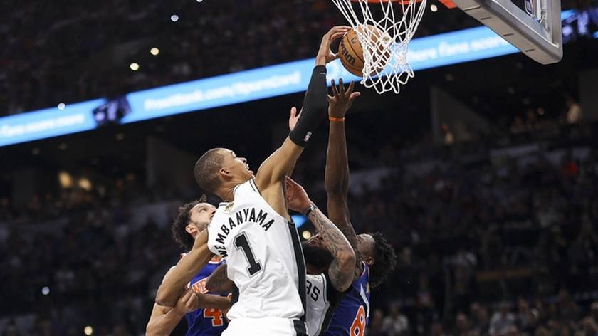 NBA-马刺VS尼克斯 文班送大帽