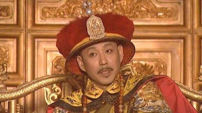 康熙和侍卫下象棋输了，半月后看到侍卫尸首，康熙十分歉疚