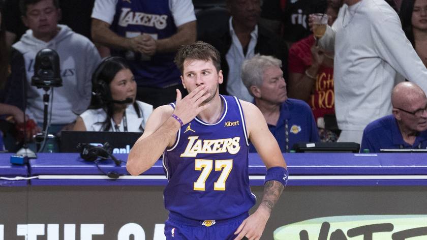 NBA-湖人VS开拓者 东契奇送飞吻