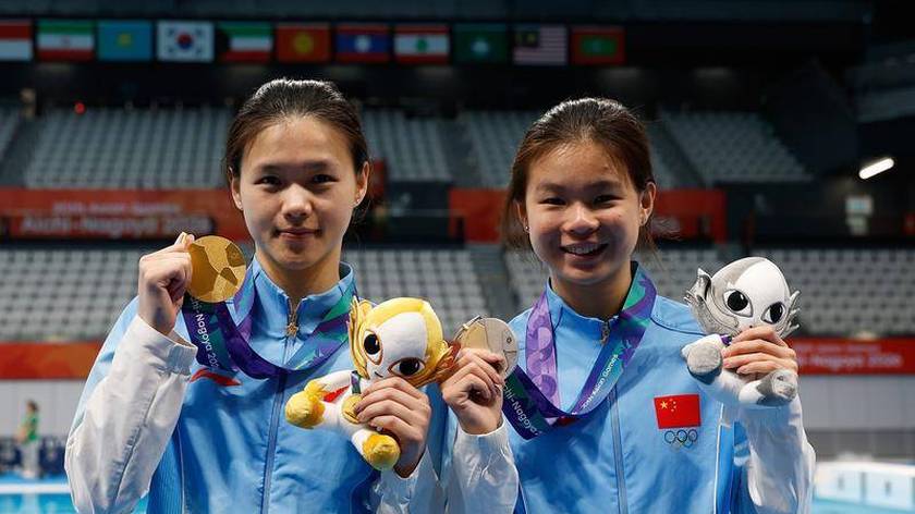 亚运女子1米板中国队包揽金银 拿奖牌开心合影