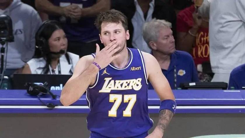 NBA-湖人VS开拓者 东契奇送飞吻