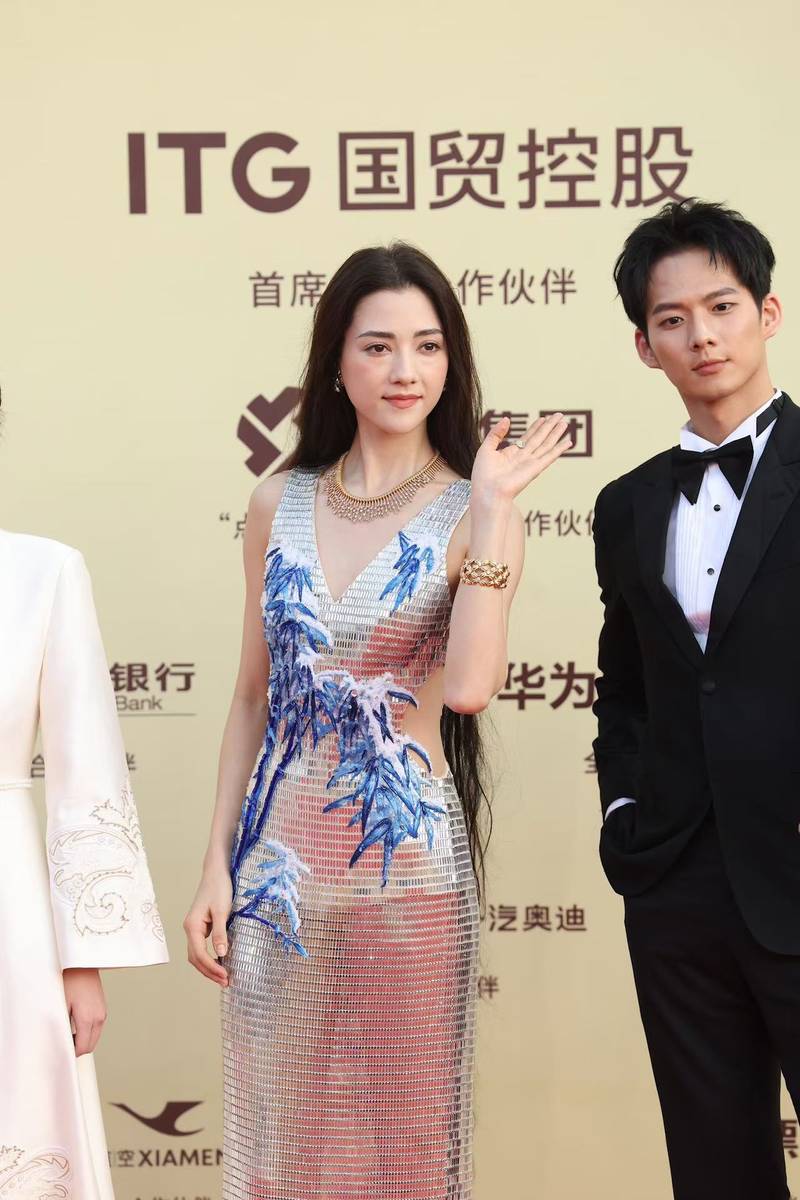 娜然亮相金鸡奖闭幕红毯 银色蓝竹亮片长裙优雅知性