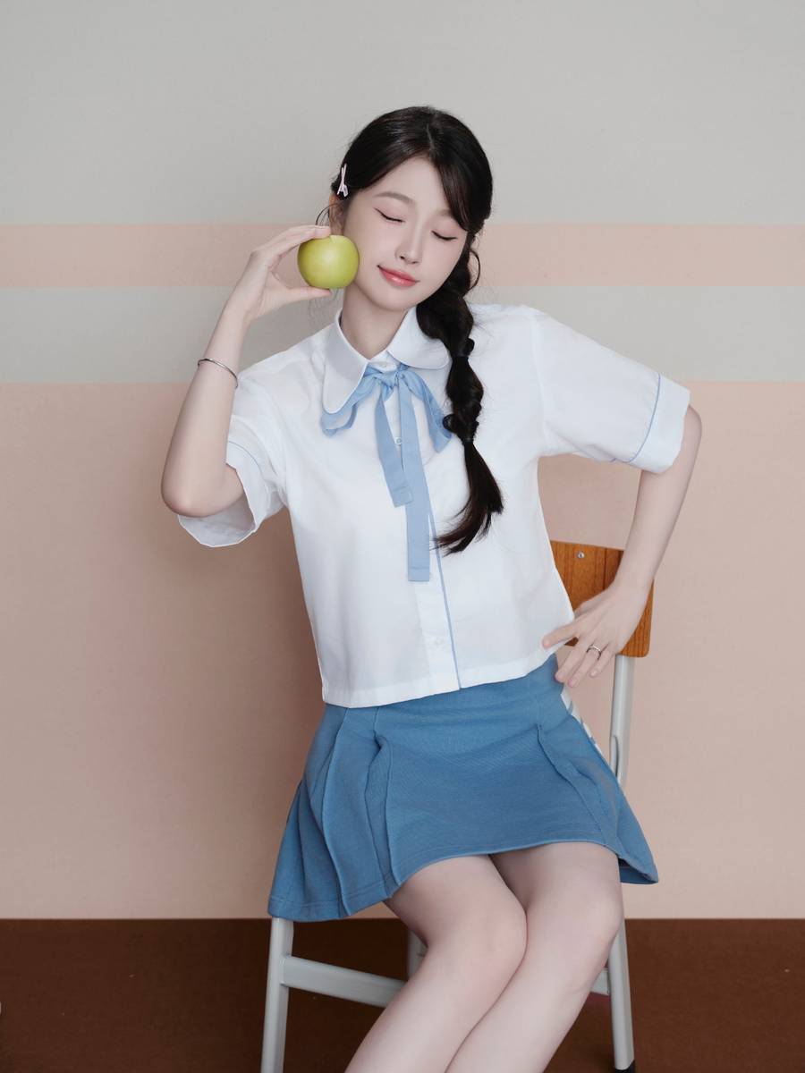 虞书欣穿jk元气满满 蹦蹦跳跳少女感十足