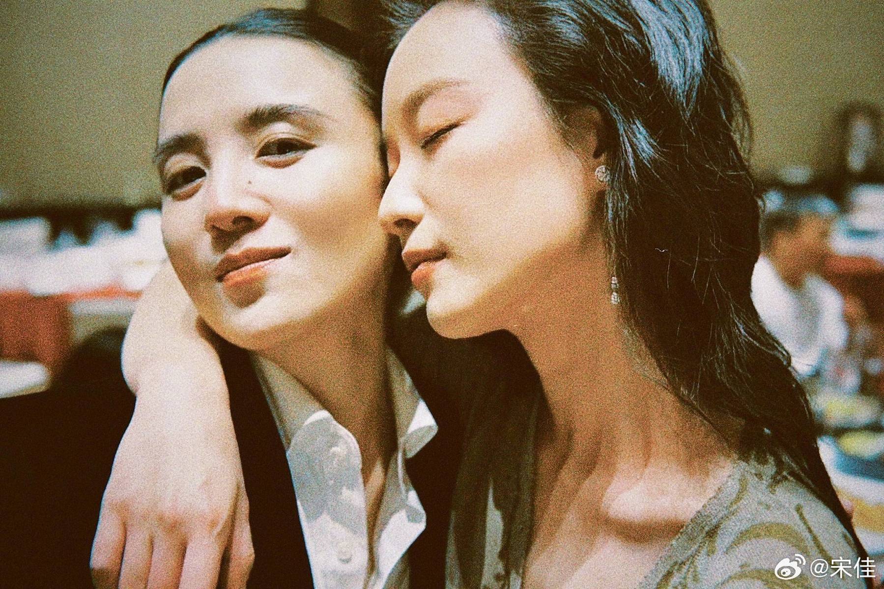 倪妮与宋佳同框合影直呼“好爱”!美女贴贴超养眼