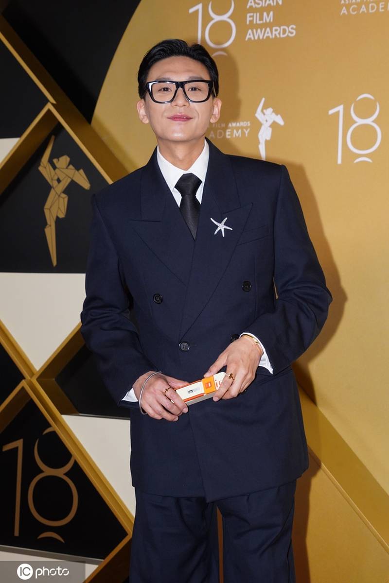 卢镇业出席第18届亚洲电影大奖红毯
