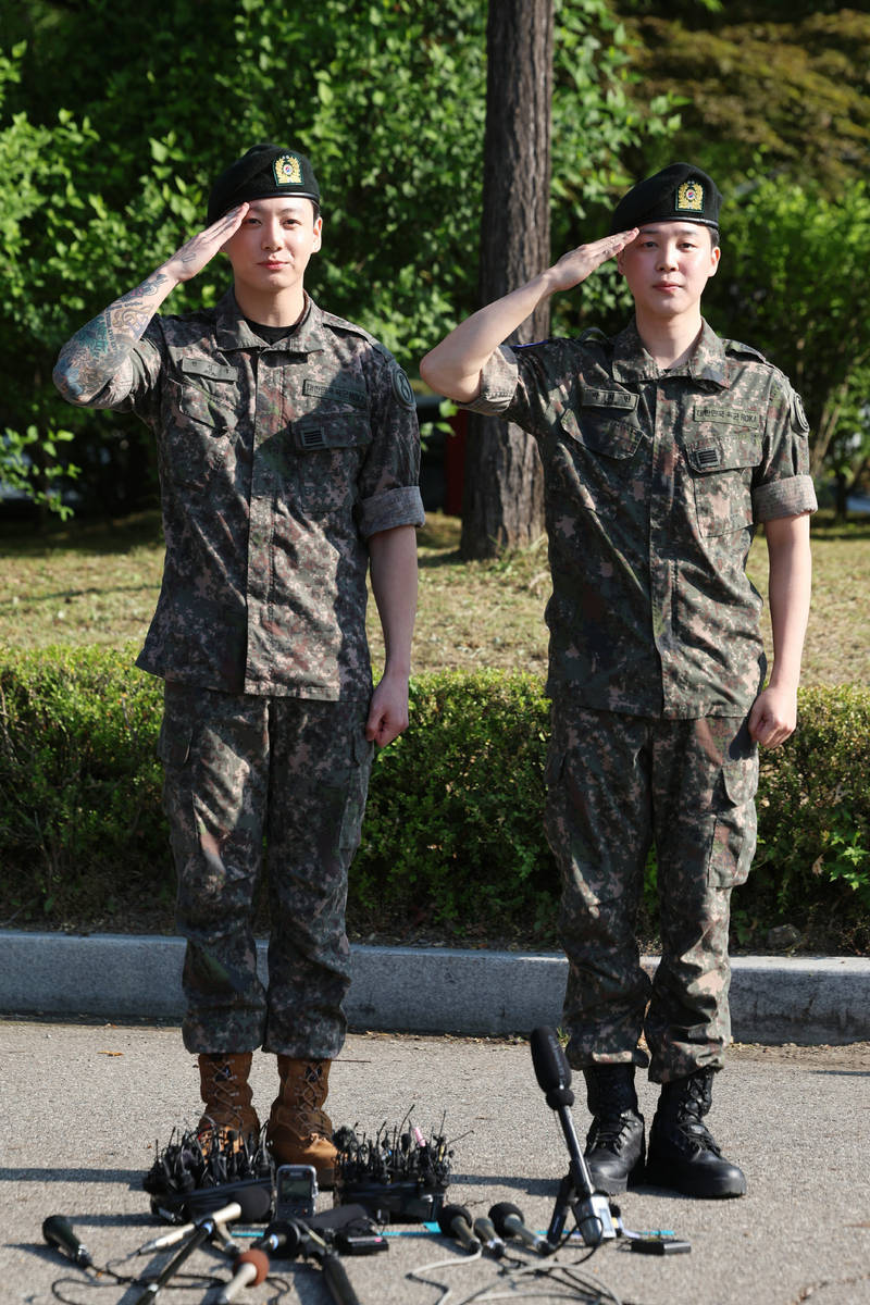 bts成员田柾国朴智旻正式退伍!二人穿军装酷飒帅气