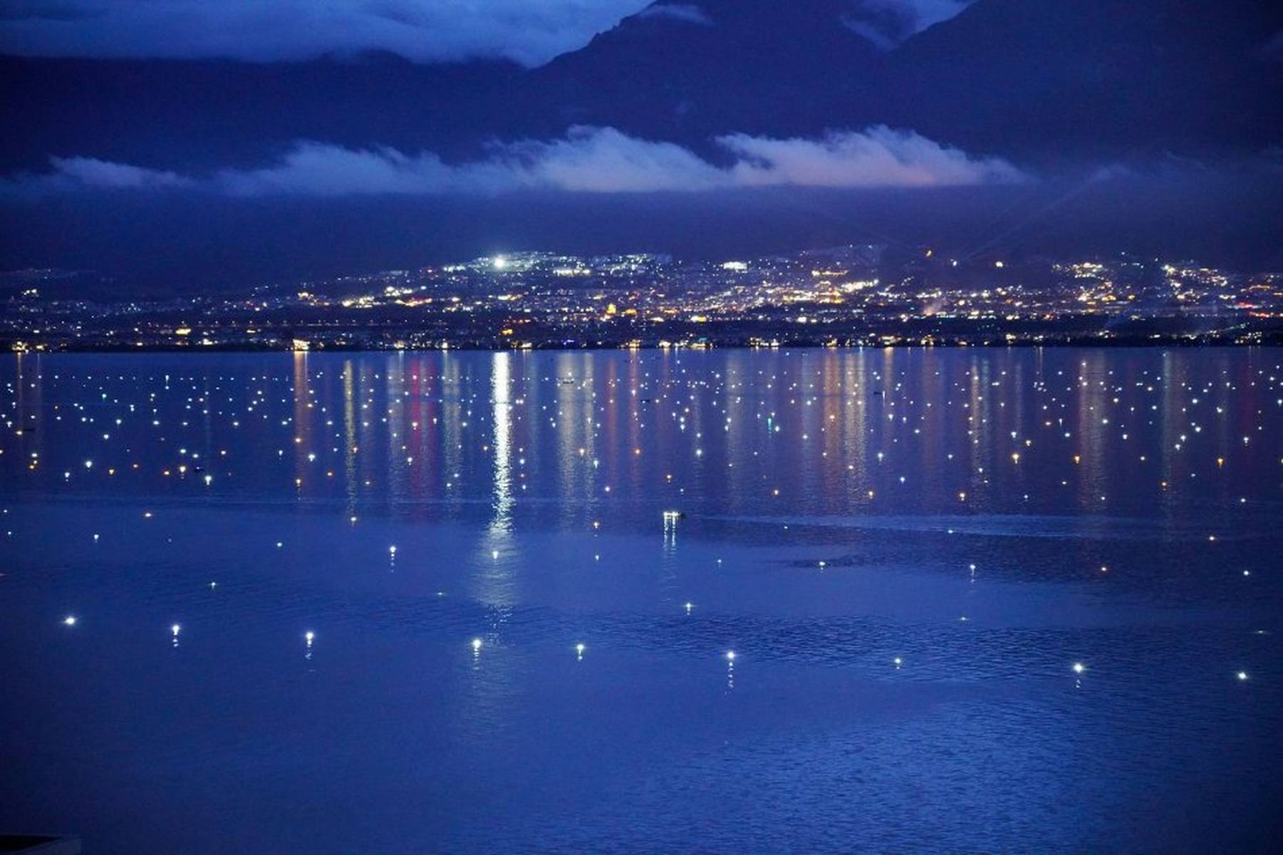 如梦似幻云南大理洱海渔灯星星点点扮靓夜幕