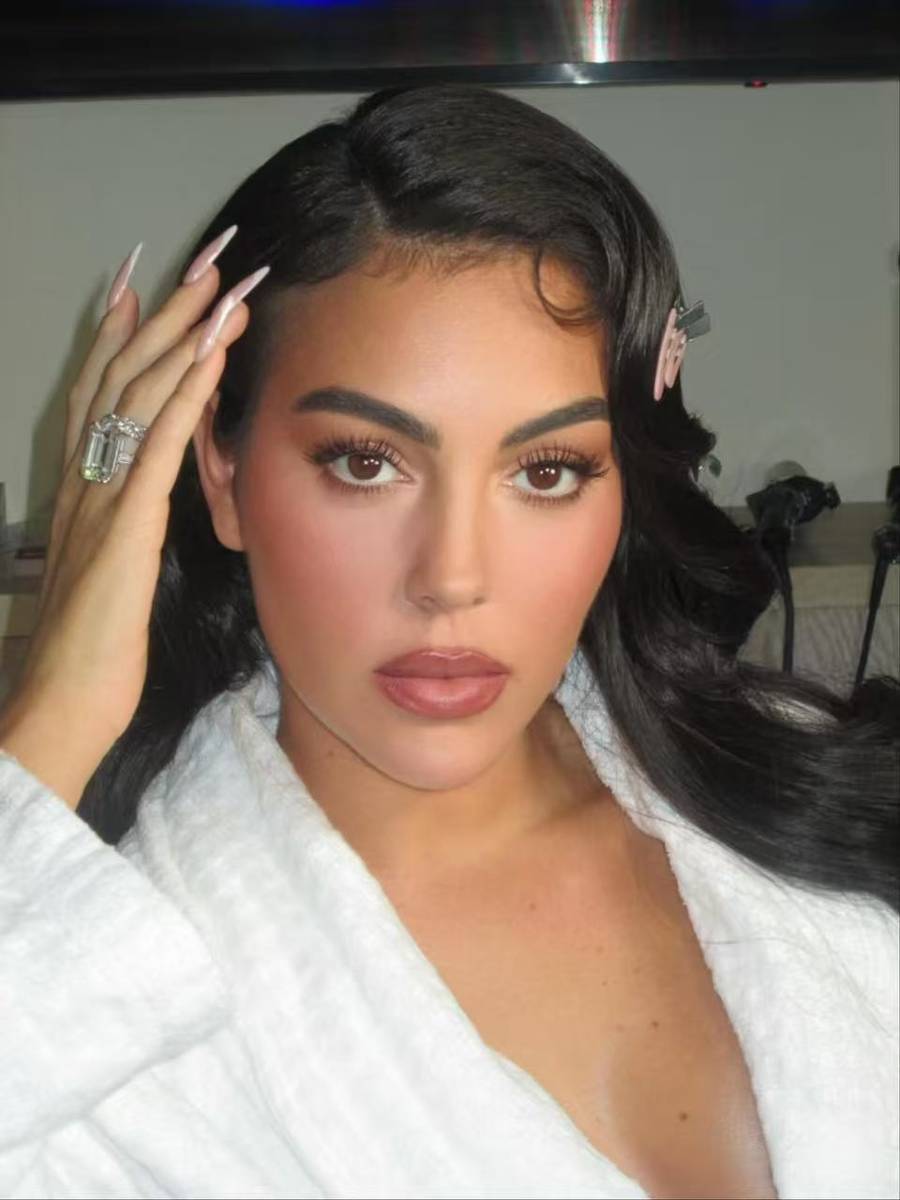 组图c罗未婚妻乔治娜出席活动妆造美丽大气