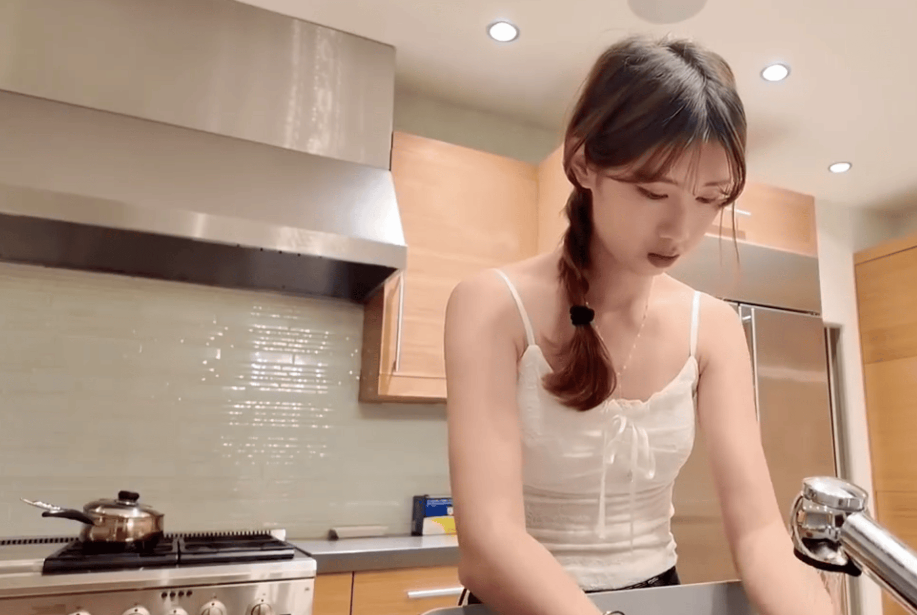 徐帆陪养女美国过中秋 徐朵为妈妈制作月饼拼盘