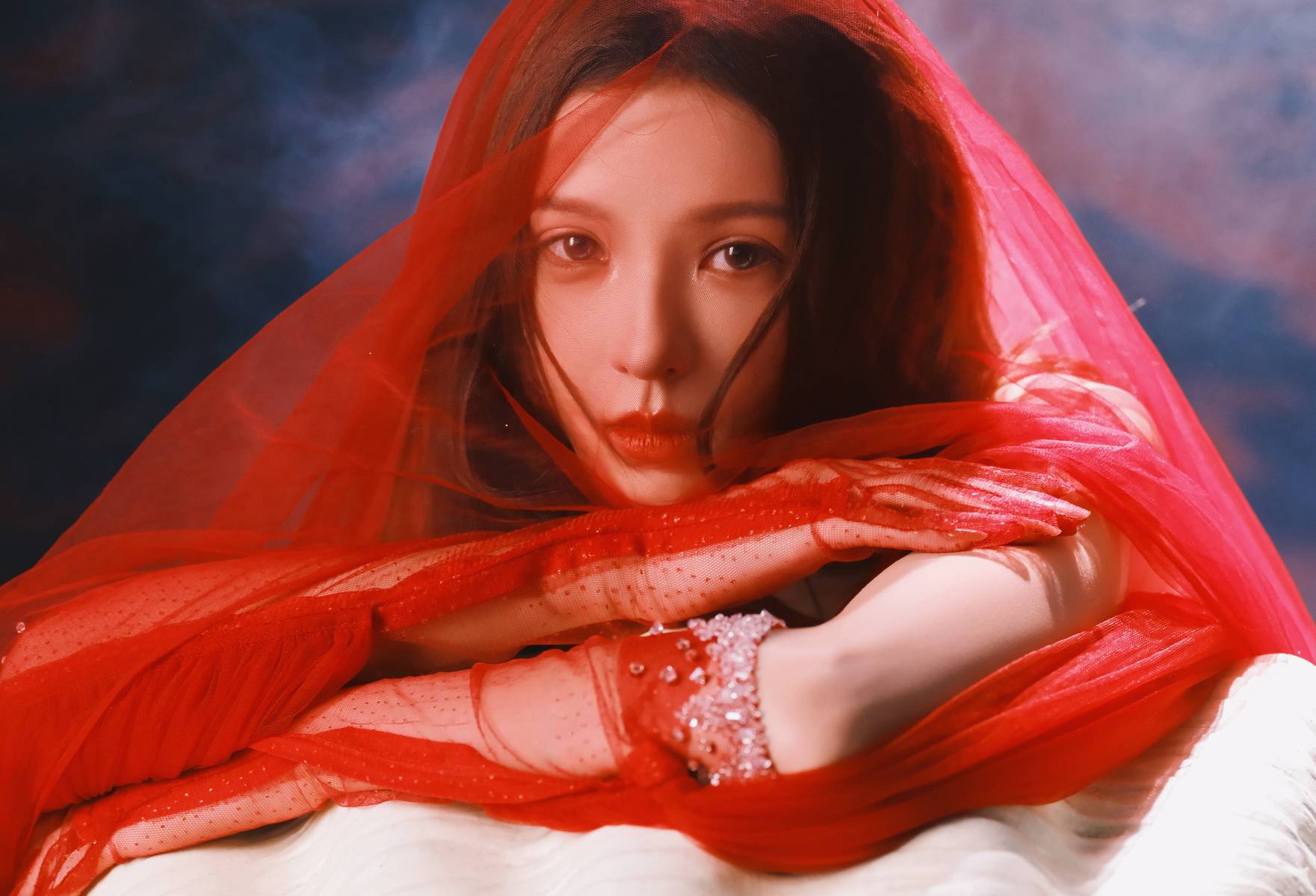 张予曦一袭抹胸长裙御姐范十足 红纱覆面神秘魅惑