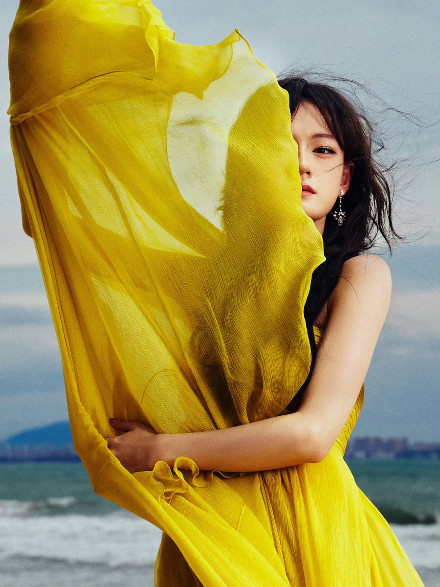 文淇穿黄色抹胸纱裙明媚随性 发丝飘逸氛围感拉满