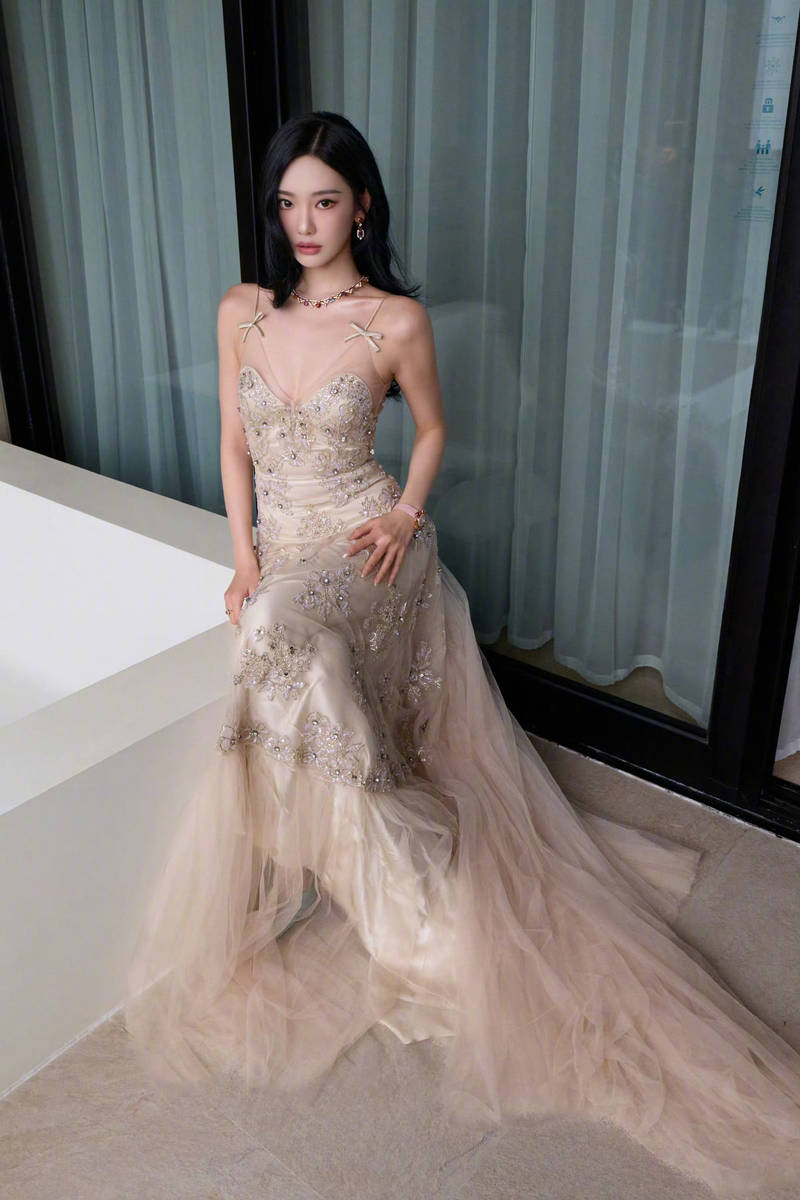 宁艺卓穿吊带纱裙女神感十足 大波浪造型大气时尚
